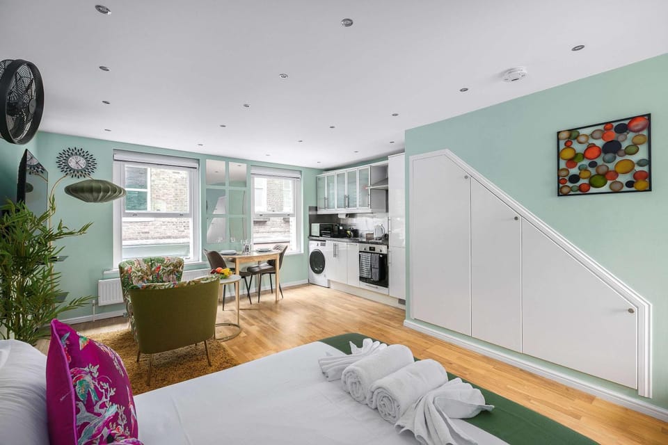 Bed, TV and multimedia, Kitchen or kitchenette, Living room, Photo of the whole room, Seating area