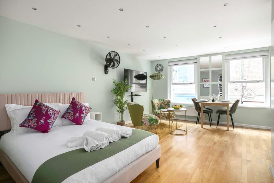 Bed, TV and multimedia, Living room, Photo of the whole room, Decorative detail, Seating area, Bedroom, internet, towels