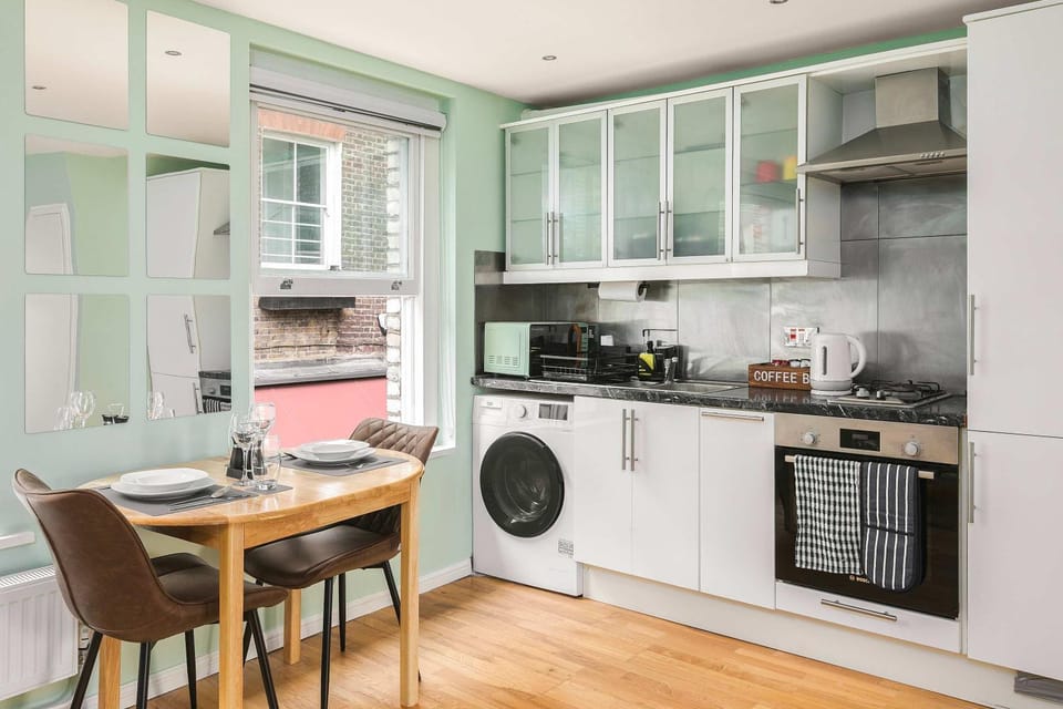 Decorative detail, Dining area, microwave, oven, stove, toaster, washing machine