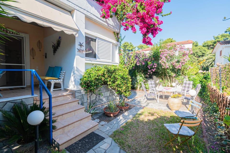 Property building, Patio, Day, Garden