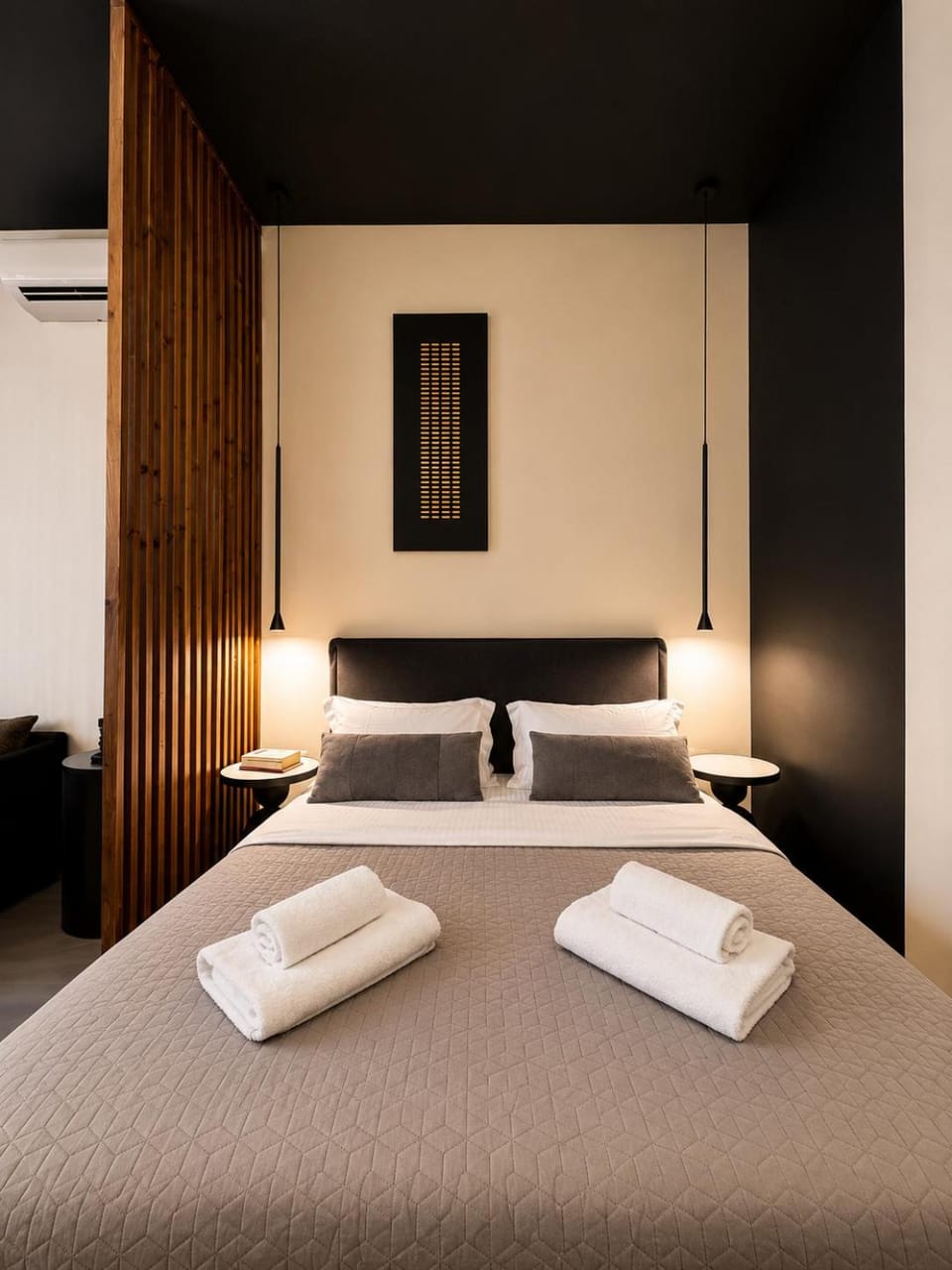 Bed, towels