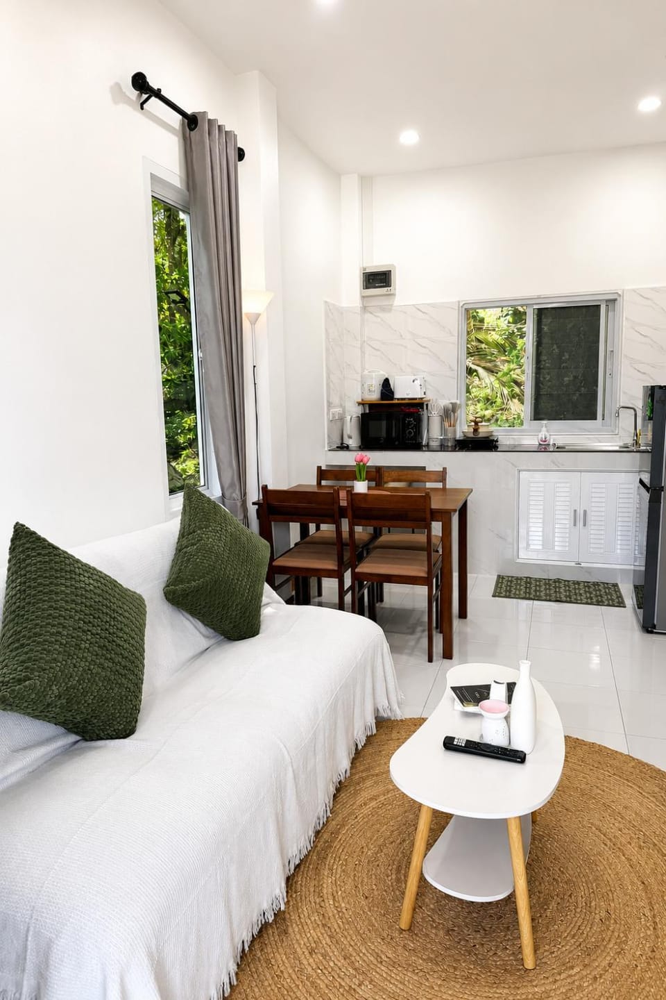 TV and multimedia, Kitchen or kitchenette, Living room, Seating area, Dining area, stove