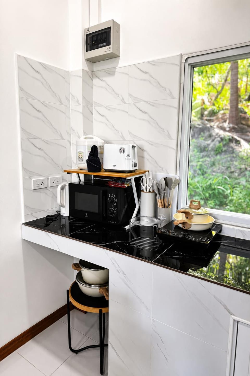 Coffee/tea facilities, Kitchen or kitchenette, stove