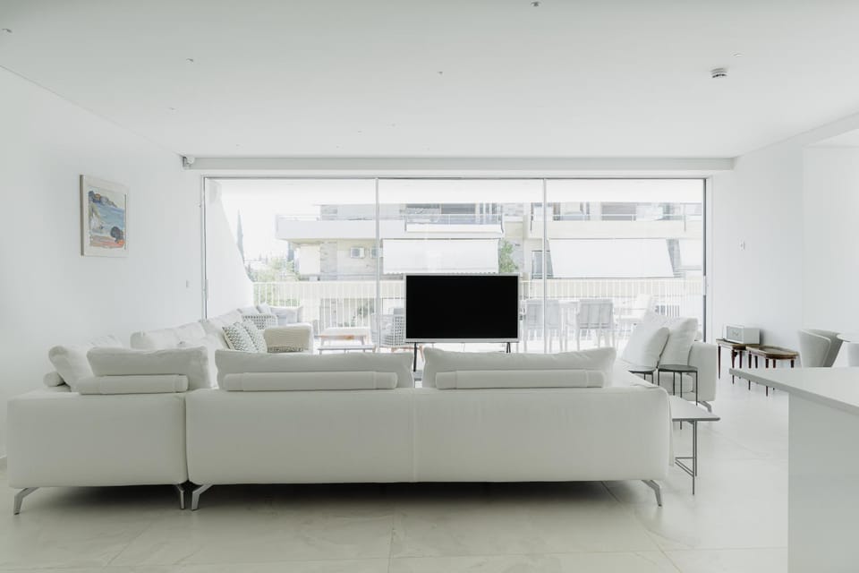 Communal lounge/ TV room, TV and multimedia, Living room, Seating area, Evening entertainment