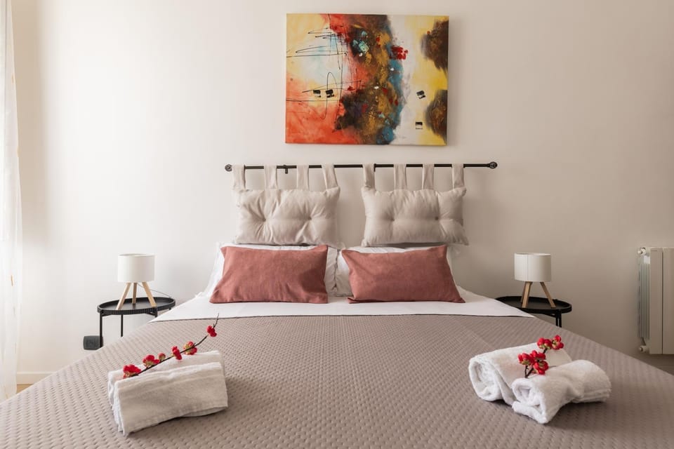 Bed, TV and multimedia, Photo of the whole room, Bedroom, towels, air conditioner