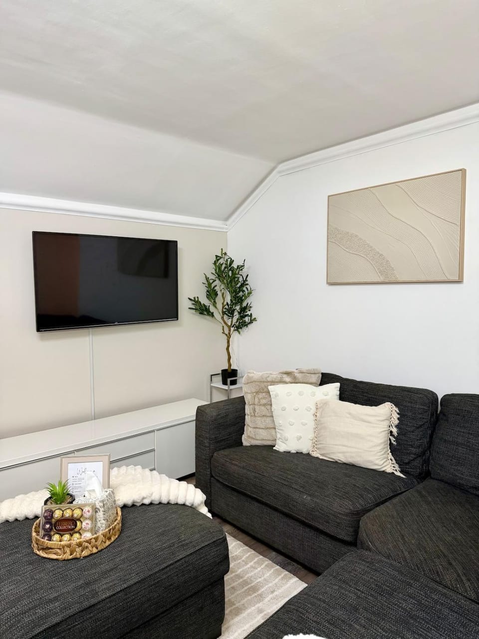 Communal lounge/ TV room, TV and multimedia, Living room, Seating area, Evening entertainment