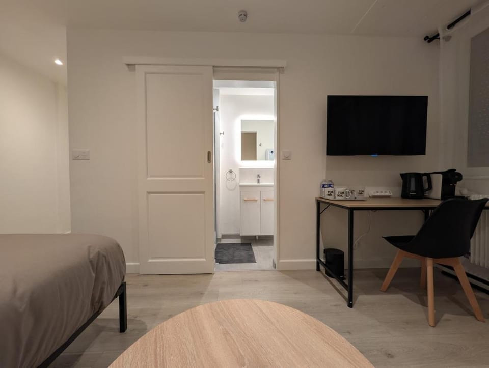 Chambre King, Salle de Bain Privative, Tok-Tok Apartment in Lille