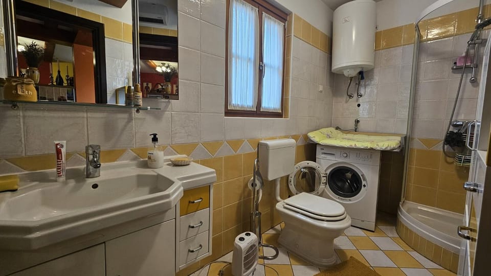 Toilet, Bathroom, towels, washing machine