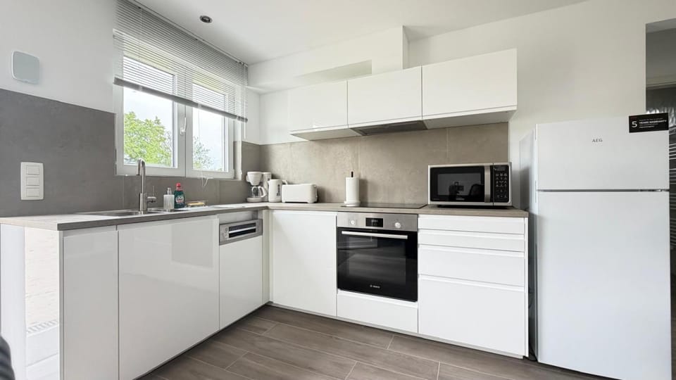 Coffee/tea facilities, Kitchen or kitchenette, microwave, oven, stove, toaster, kitchen