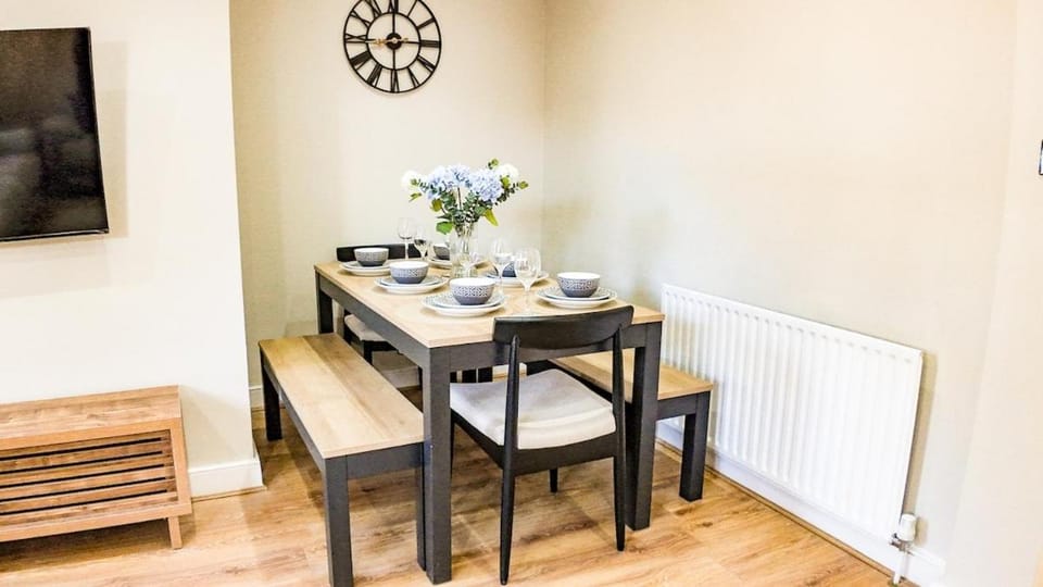 Perfect for Families & Groups Sleeps Up to 10 Free Wi-Fi House in Bromley