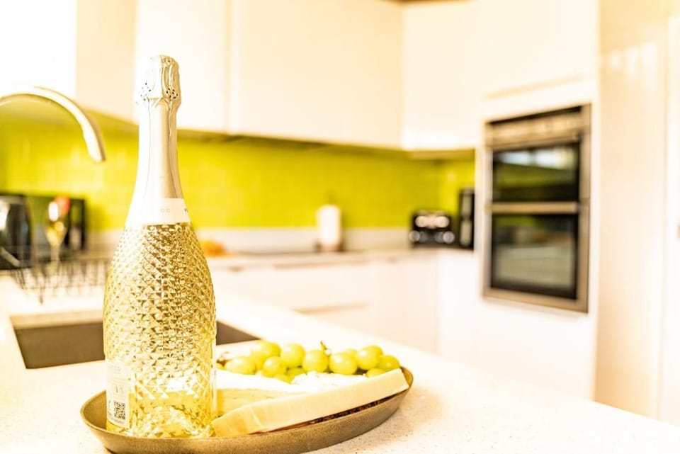 Perfect for Groups, Sleeps 10, Free Wi-Fi House in Bromley