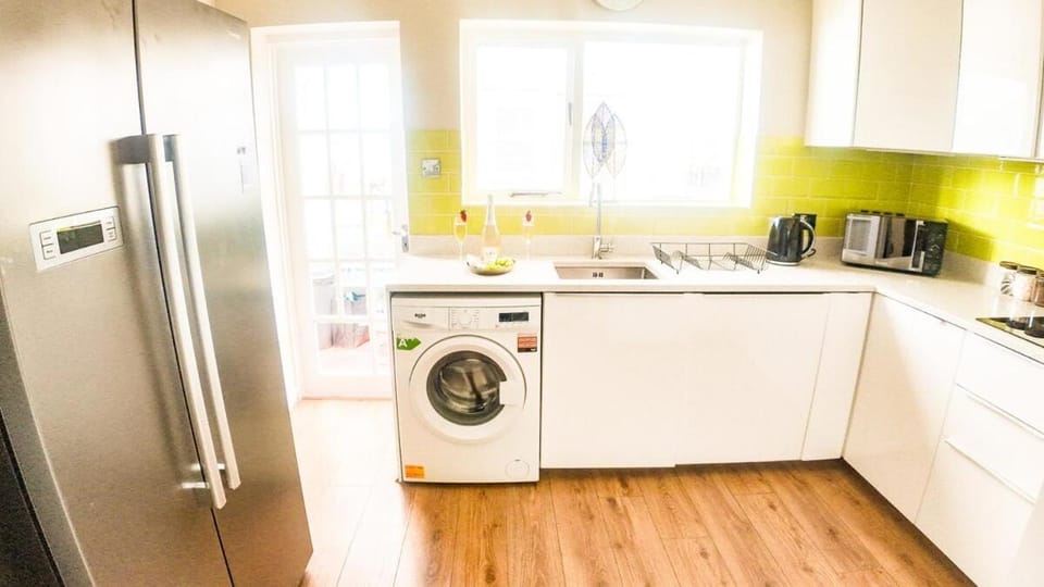 Perfect for Families & Groups Sleeps Up to 10 Free Wi-Fi House in Bromley