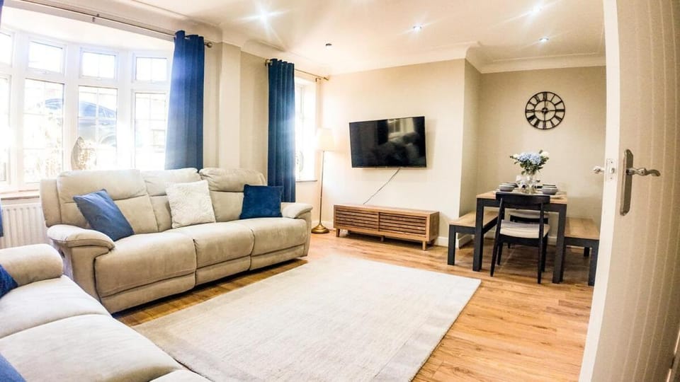 Perfect for Families & Groups Sleeps Up to 10 Free Wi-Fi House in Bromley