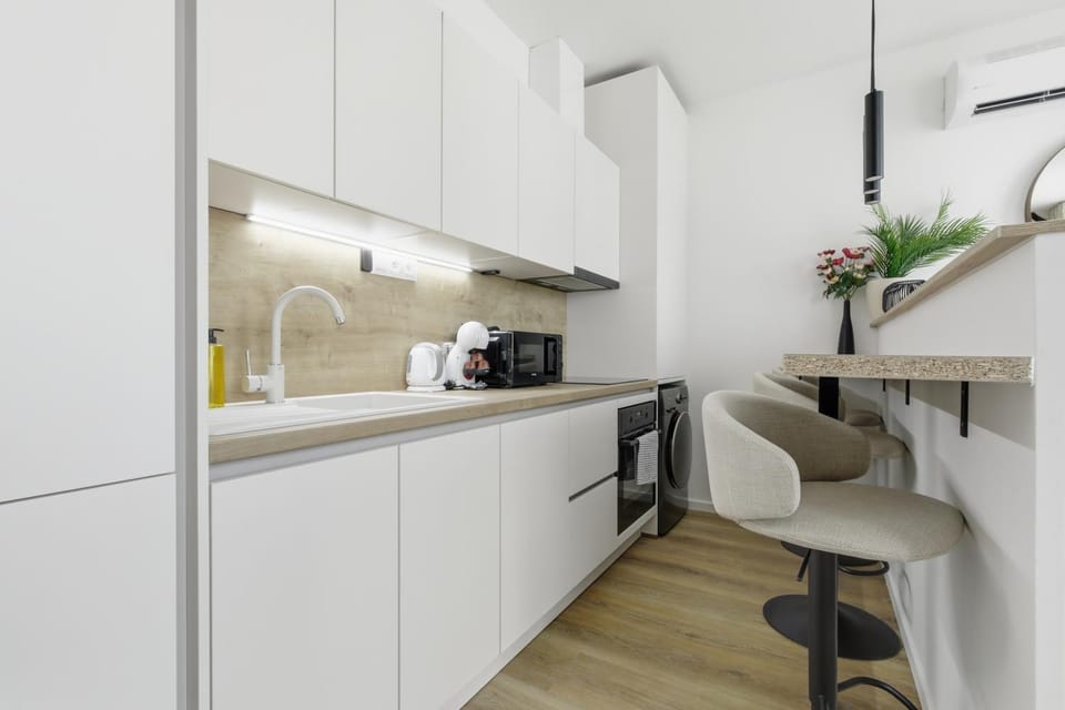 Coffee/tea facilities, Kitchen or kitchenette, Dining area, oven, stove