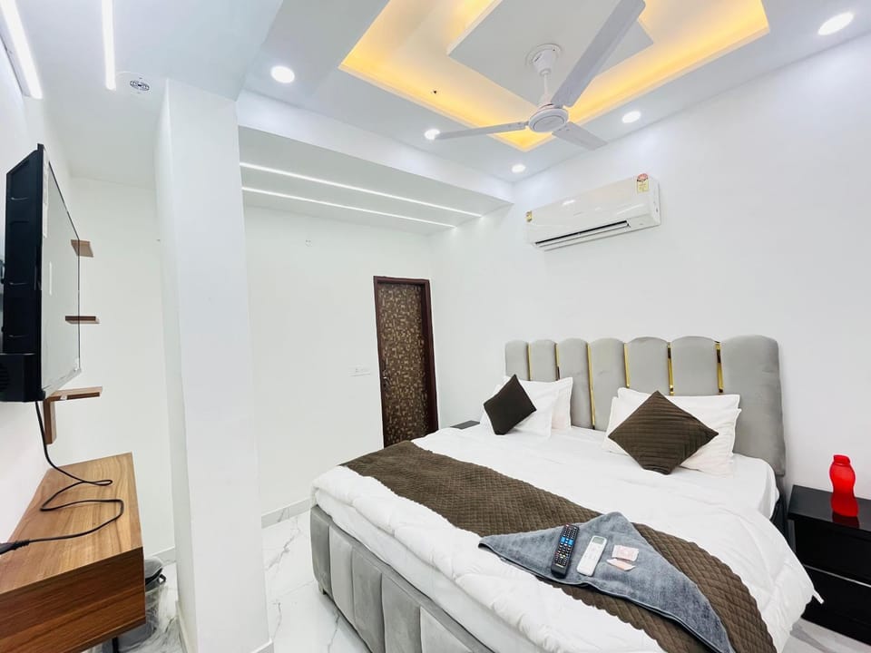 Communal lounge/ TV room, Bed, TV and multimedia, Living room, Photo of the whole room, Seating area, Evening entertainment, Bedroom, fireplace, air conditioner