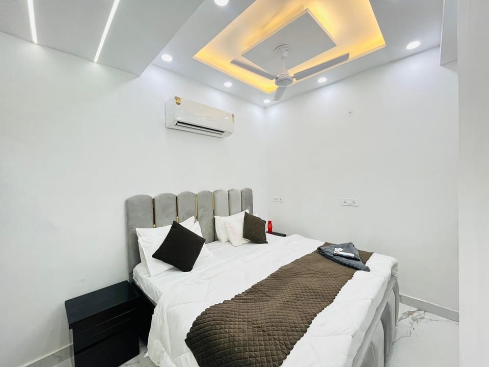 Bed, Photo of the whole room, Bedroom, towels, air conditioner