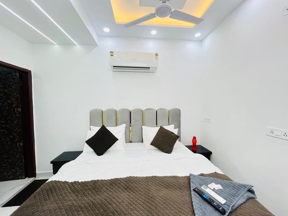 Bed, Living room, Photo of the whole room, Seating area, Bedroom, fireplace, air conditioner