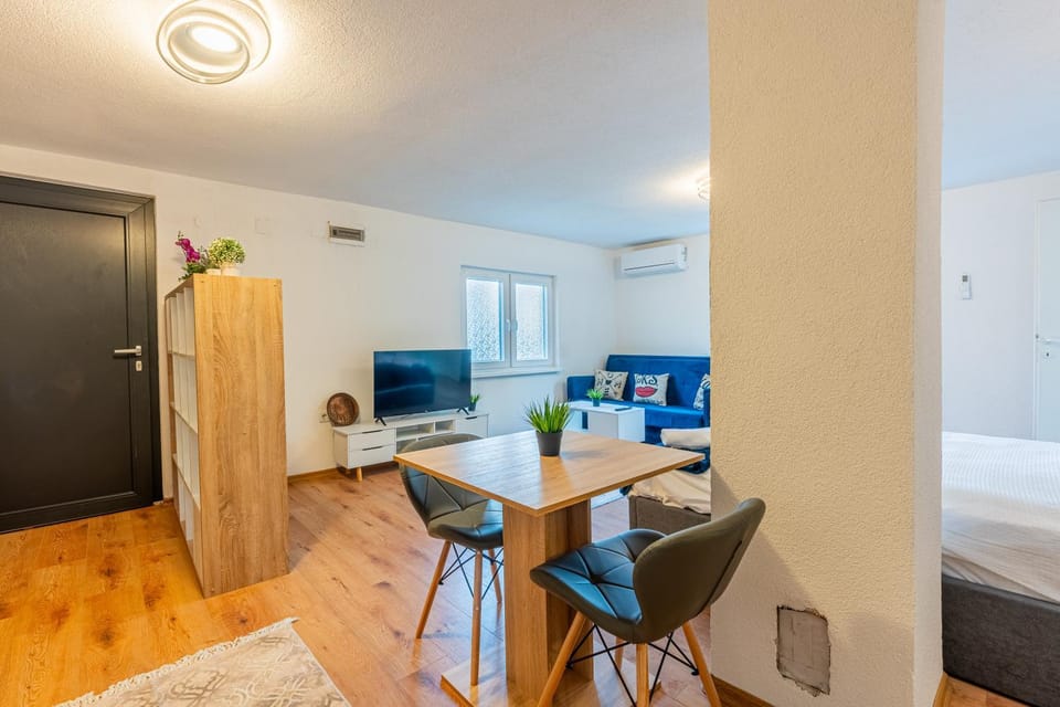 Living room, Dining area, air conditioner