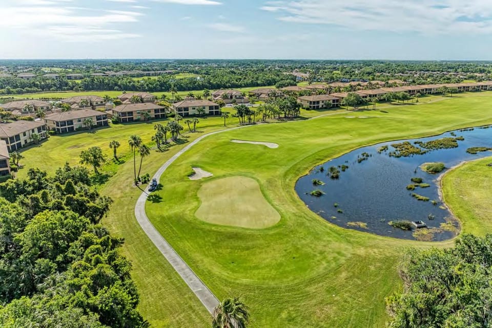 Putterly Perfect 3rd Floor Golf Front Condo Apartment in Tampa Bay
