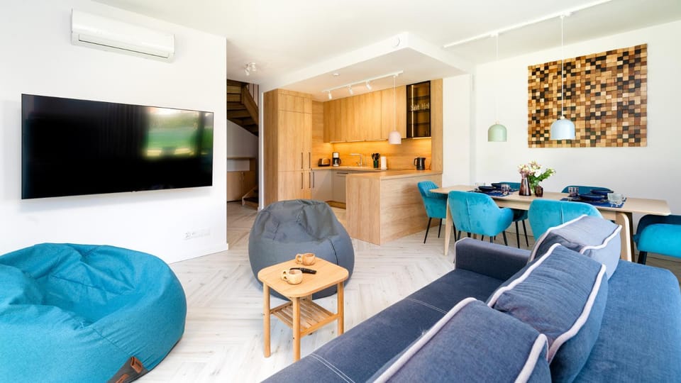 Communal lounge/ TV room, TV and multimedia, Kitchen or kitchenette, Living room, Seating area, Dining area, Evening entertainment, oven