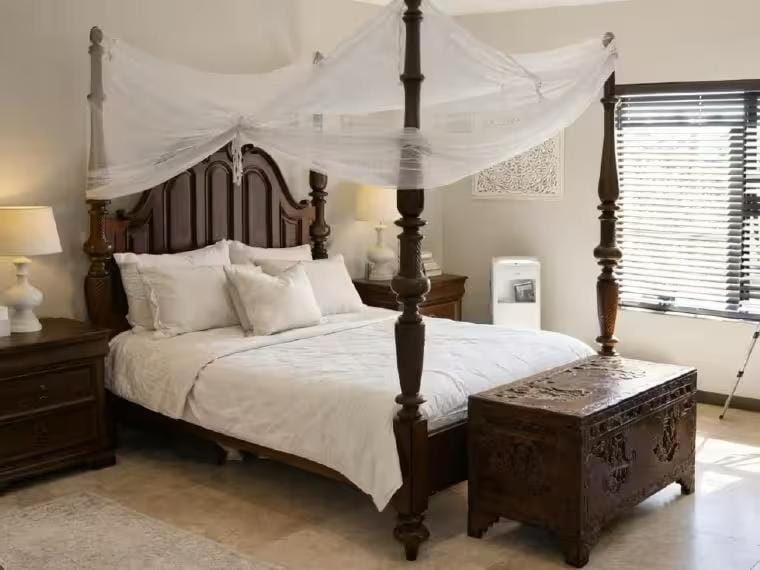 Photo of the whole room, Bedroom