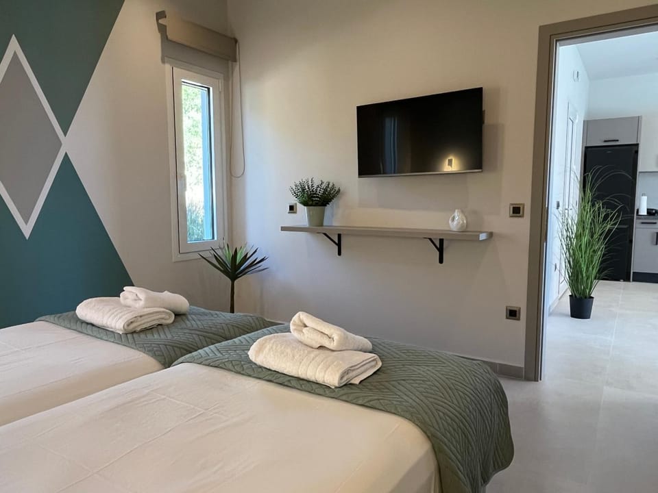 Bed, TV and multimedia, Photo of the whole room, Bedroom