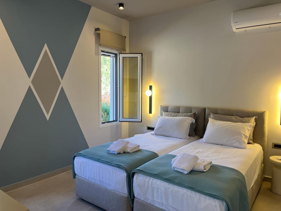 Bed, Photo of the whole room, Bedroom, towels, air conditioner