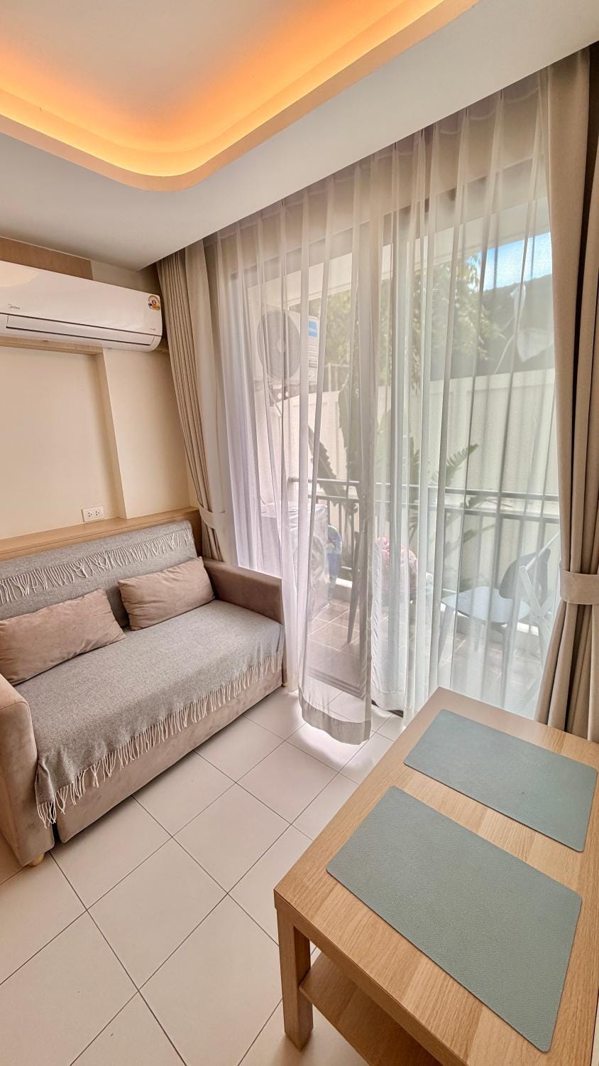 Bed, Living room, Photo of the whole room, Dining area