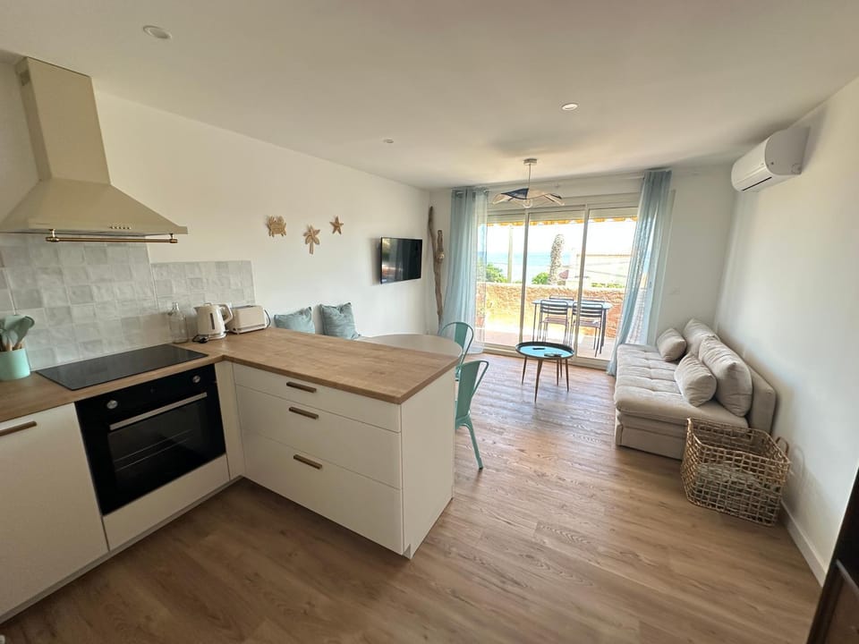 TV and multimedia, Kitchen or kitchenette, Living room, Dining area, stove