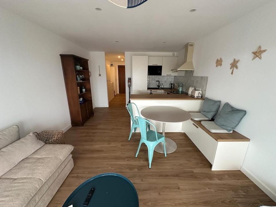 TV and multimedia, Kitchen or kitchenette, Living room, Seating area, Dining area