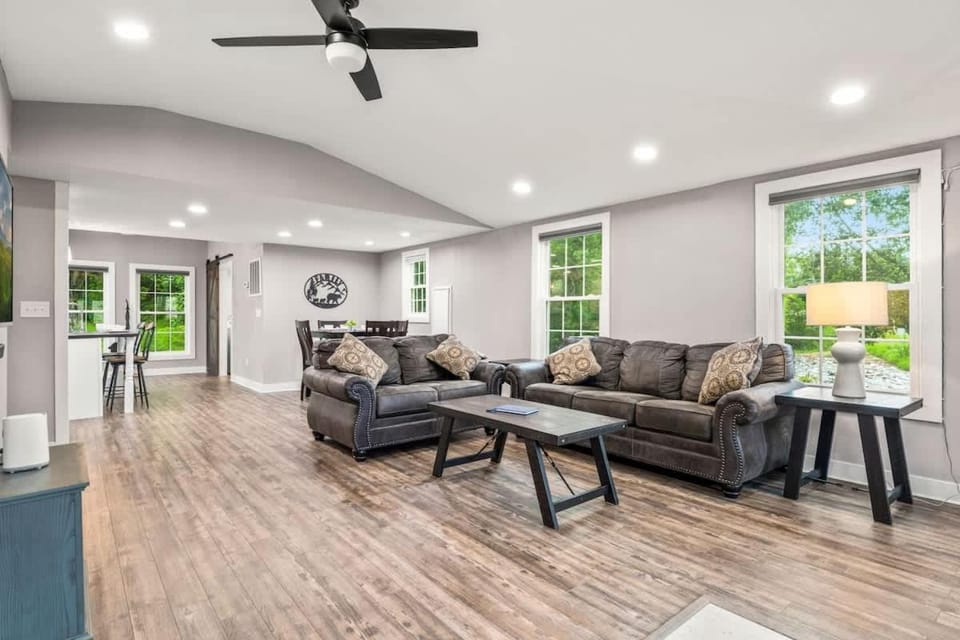 Peaceful Getaway with Fireplace and Spacious Yard House in Cosby