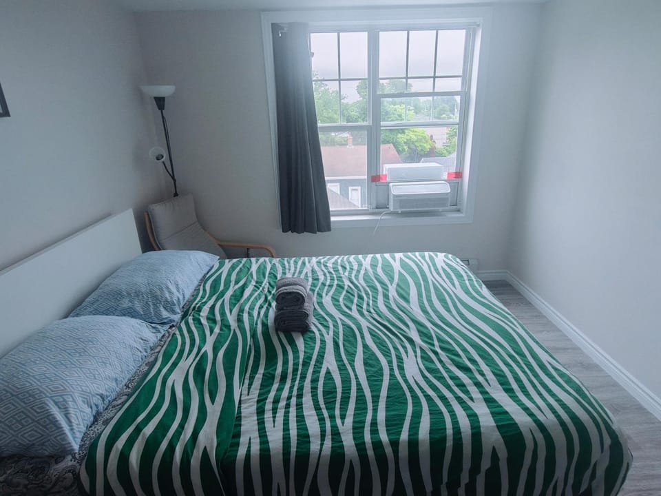 Central Light-Filled 3rd Floor -3C Bed and Breakfast in Dartmouth