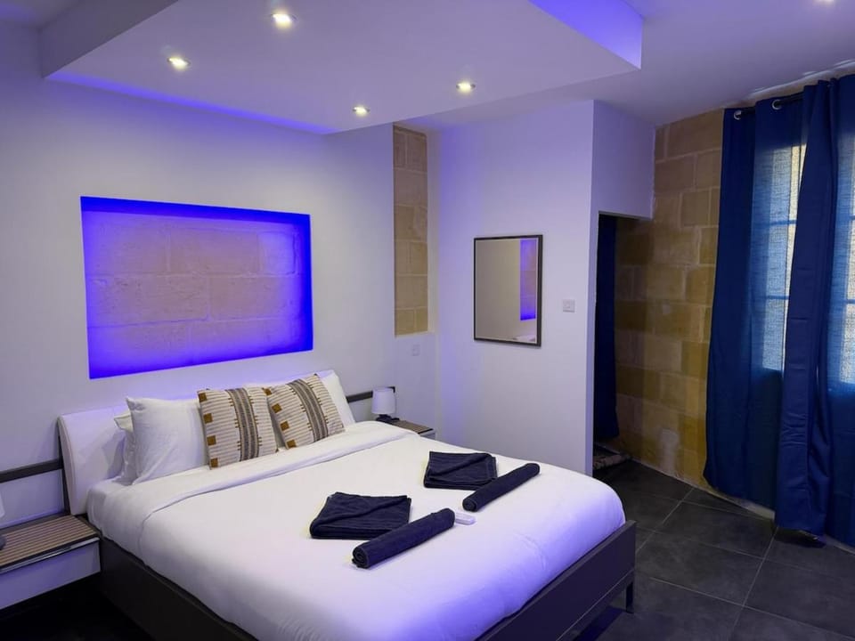 Cardinal Rooftop Townhouse by Aureum House in Malta