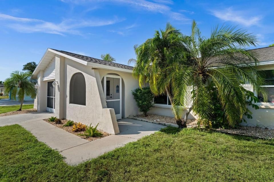 Beautiful, Accessible Venice Home near the beach and Historic Venice Downtown House in South Venice