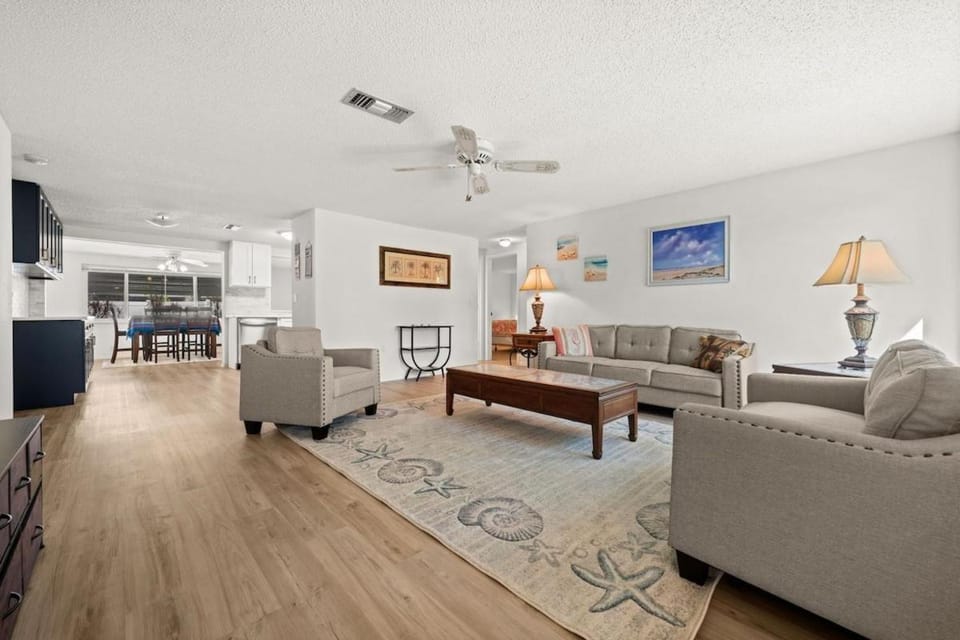 Beautiful, Accessible Venice Home near the beach and Historic Venice Downtown House in South Venice