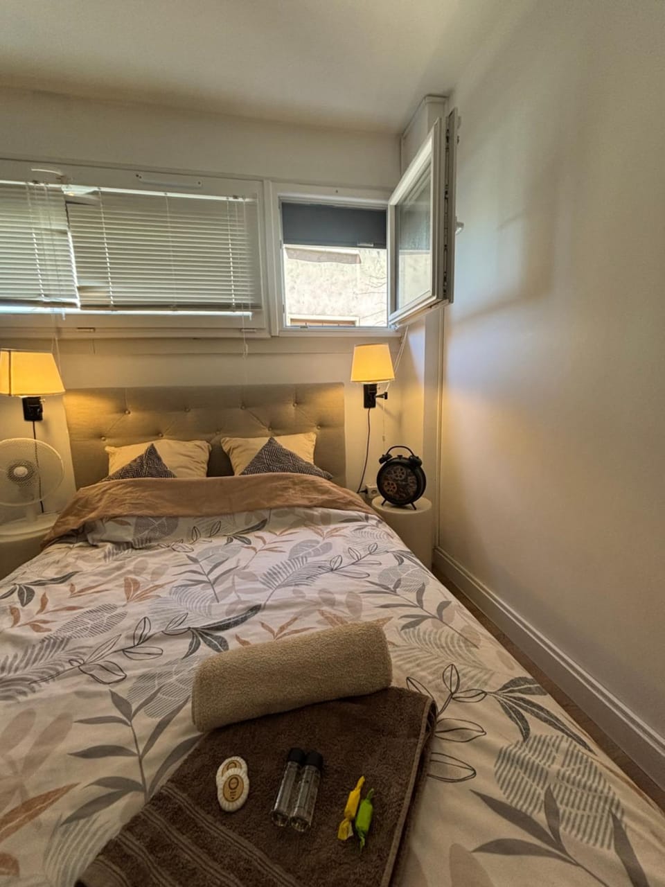 Bed, Bedroom, towels