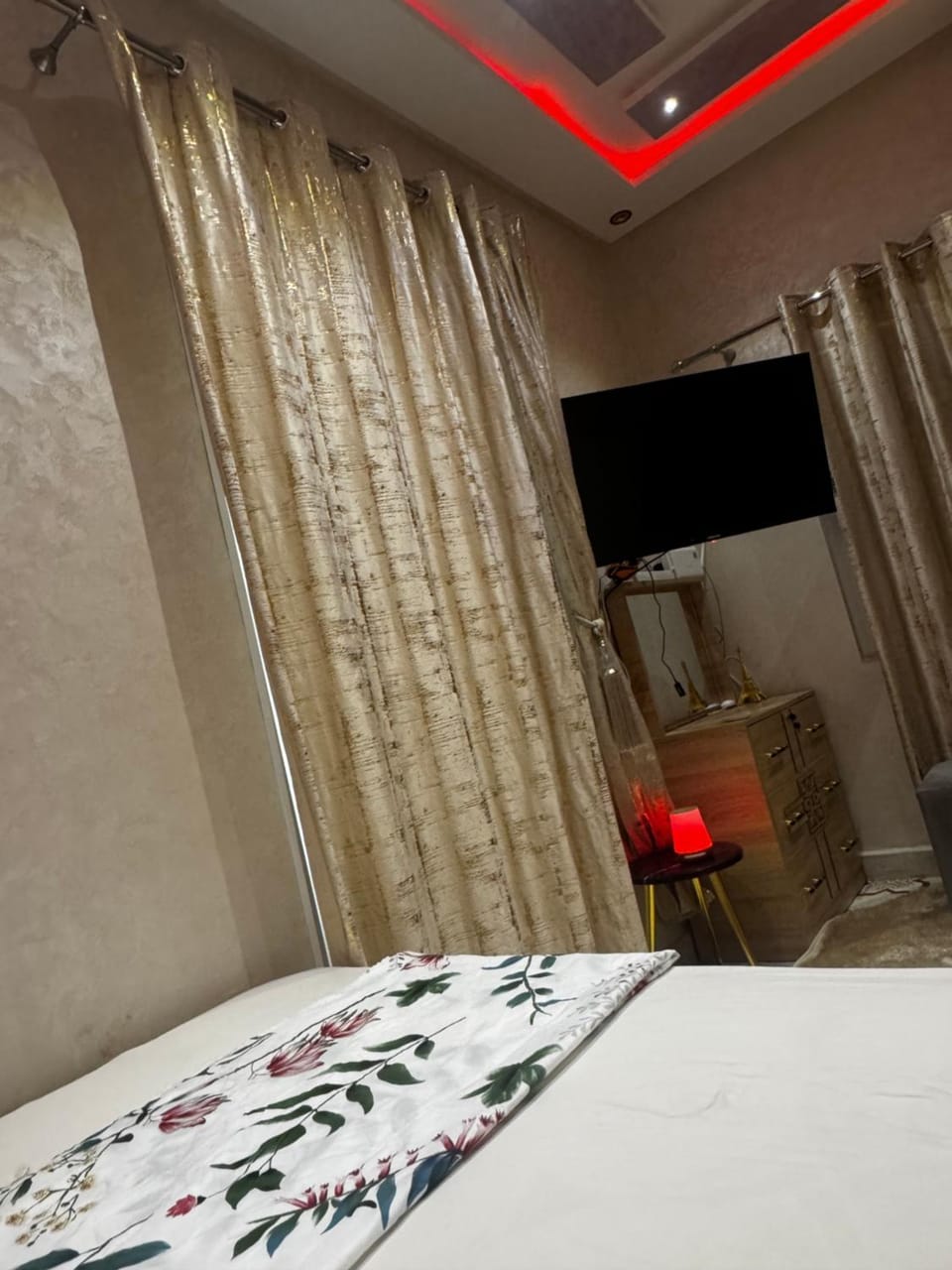Bed, TV and multimedia, Bedroom