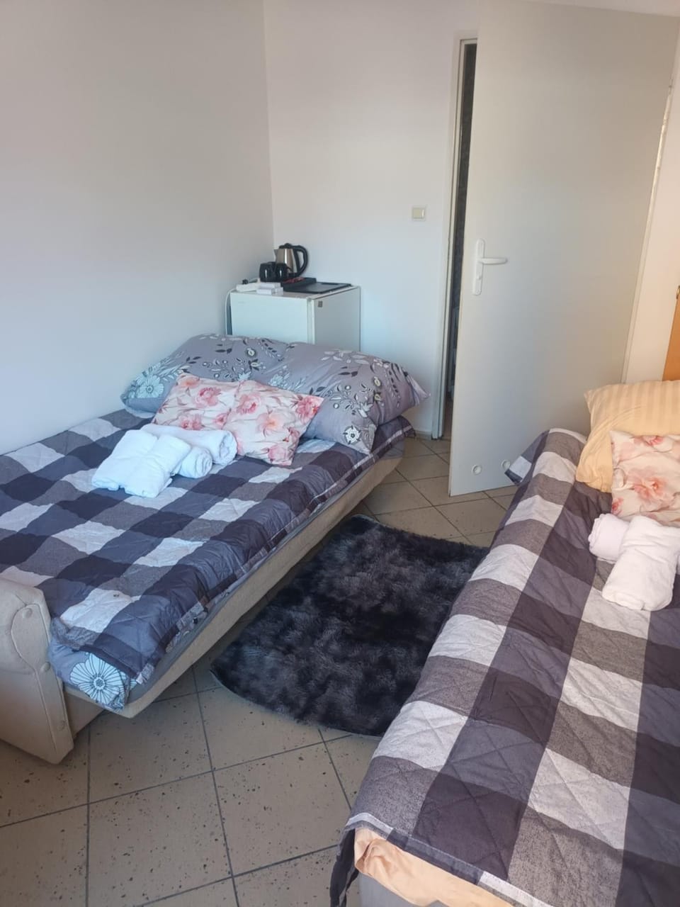 Bed, Photo of the whole room, towels