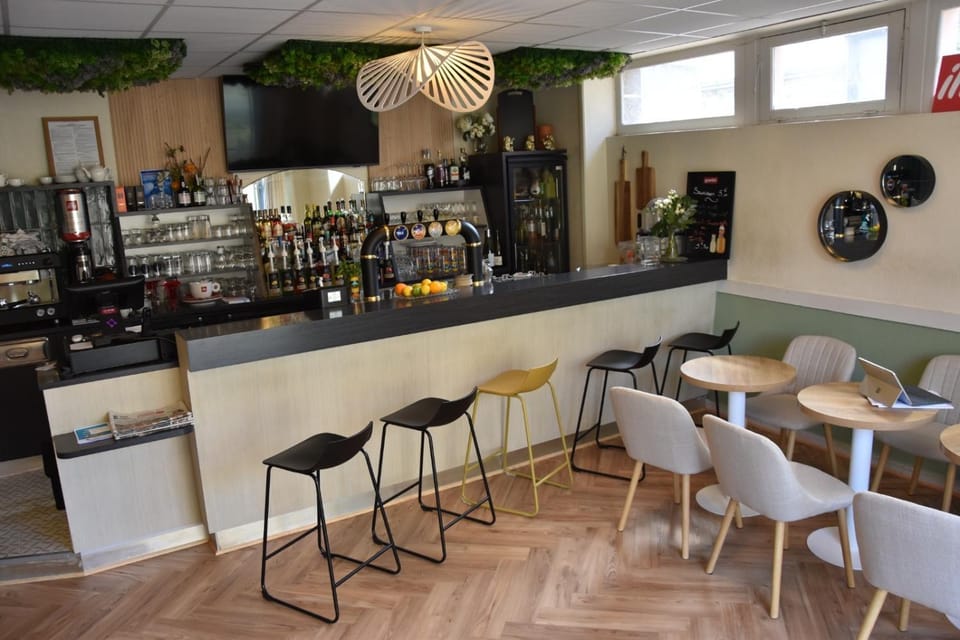 Lounge or bar