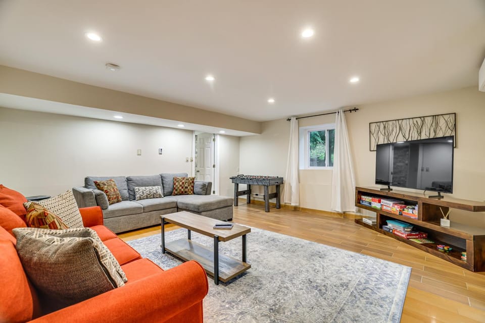 1/2 Mi to Camelback Slopes! Resort-Style Townhome House in Pocono Mountains