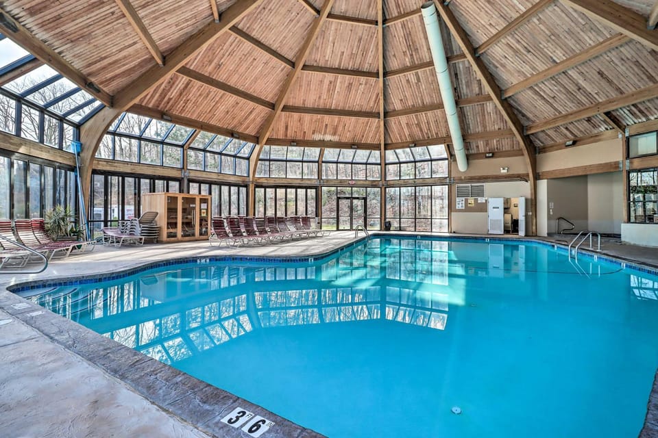 1/2 Mi to Camelback Slopes! Resort-Style Townhome House in Pocono Mountains