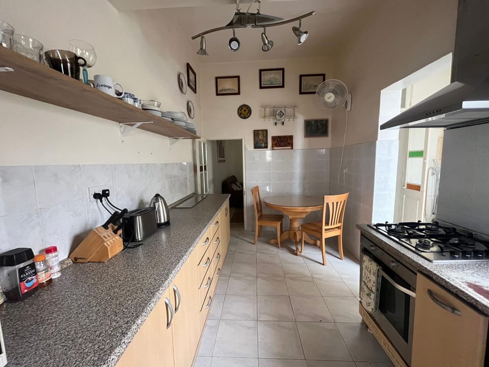 Spacious Room in Traditional Maltese Townhouse Bed and Breakfast in Sliema