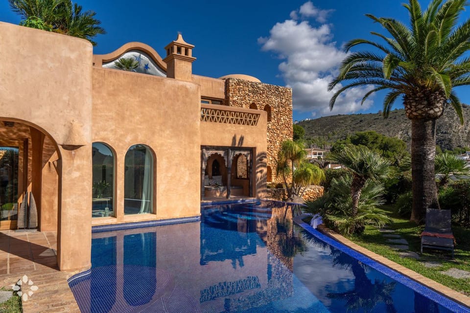Property building, Day, Pool view, Swimming pool, sunbed