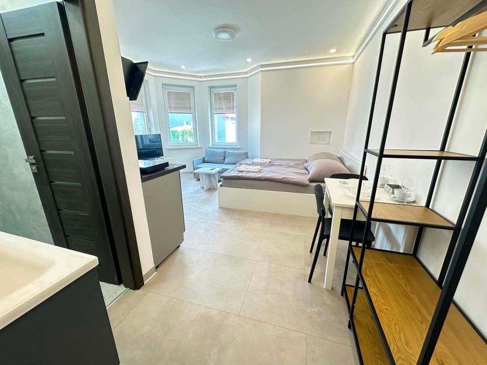 Bed, Living room, Photo of the whole room, wardrobe