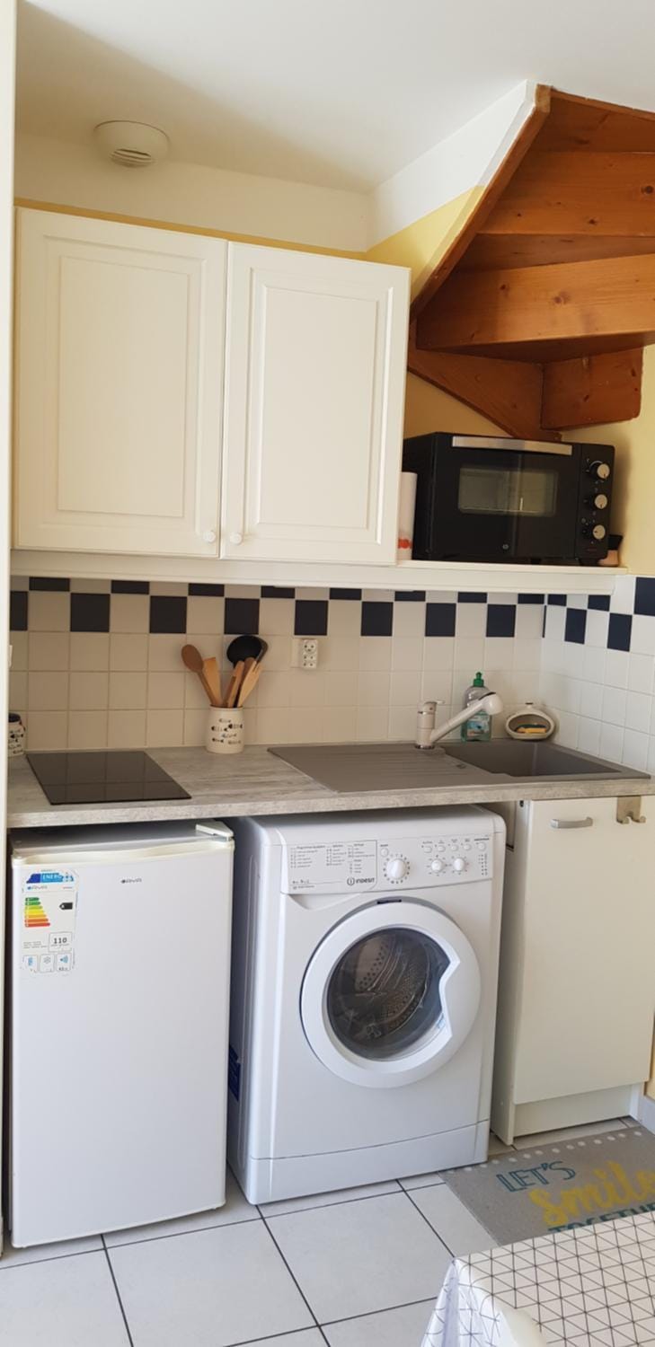 Kitchen or kitchenette, washing machine