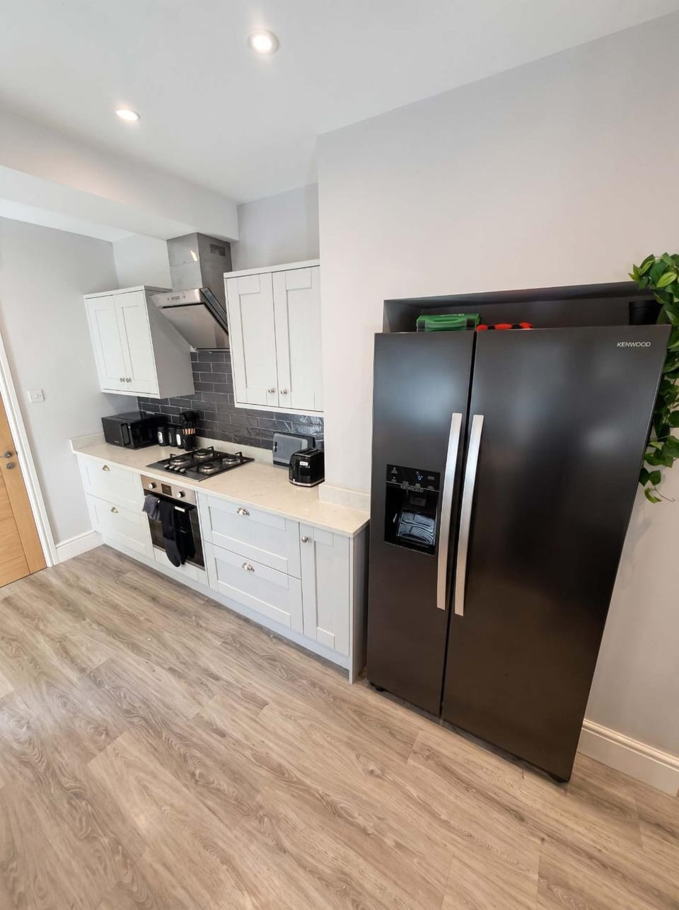 Bright 2-Bed Garden Flat Central Guildford Apartment in Guildford