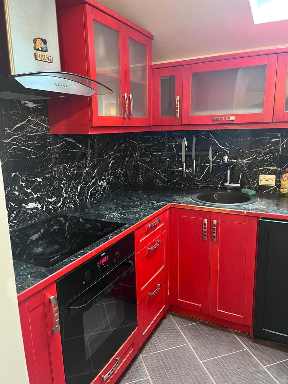 Kitchen or kitchenette, dishwasher, stove