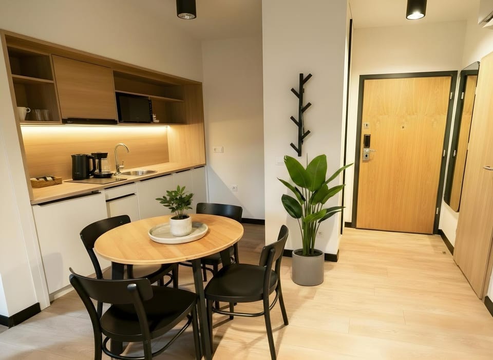 Coffee/tea facilities, Kitchen or kitchenette, Living room, Dining area