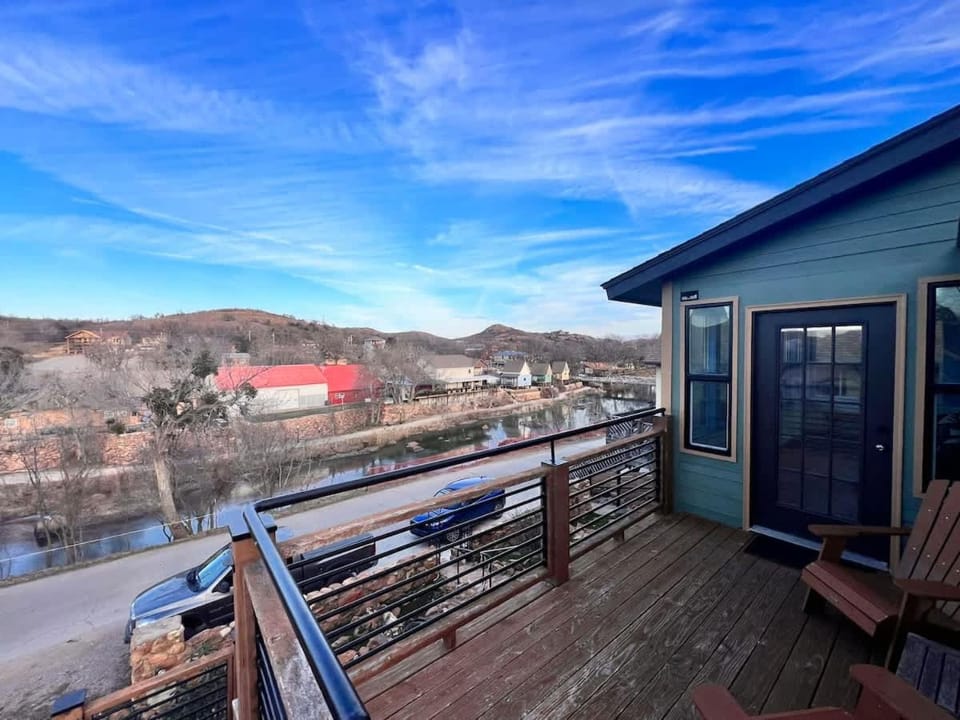 Medicine Creek Overlook Cabin w hot tub-2 Bedroom Cabin in Medicine Park