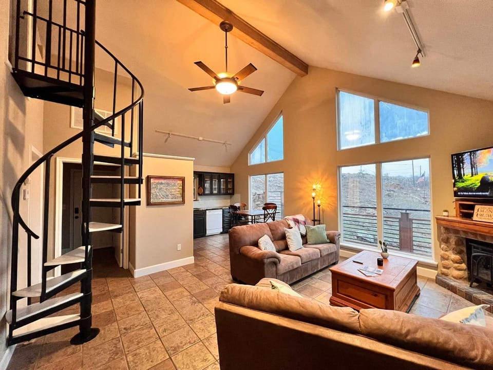 Medicine Creek Overlook Cabin w hot tub-2 Bedroom Cabin in Medicine Park